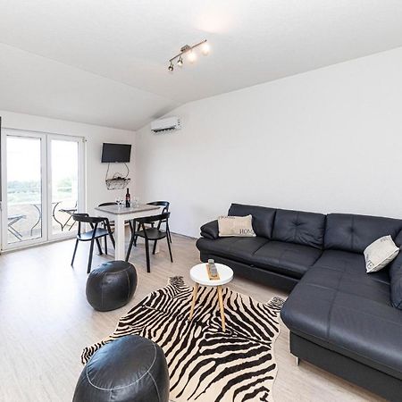 Stunning Apartment In Kastel Luksic With Wifi Kaštela Exteriör bild